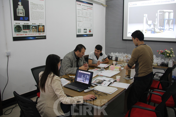 羅馬尼亞客戶來我廠考察微粉磨設(shè)備