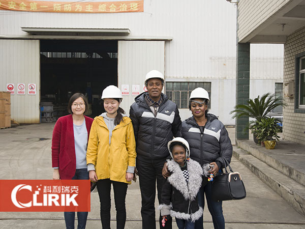 尼日利亞客戶來我廠考察超細微粉磨設(shè)備